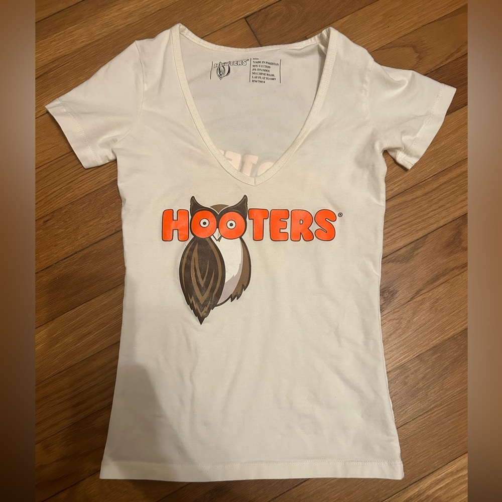 Hooters V neck t shirt
